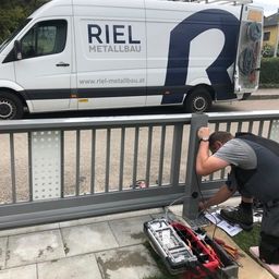 Bild enthält, Adult, Male, Man, Person, Moving Van, Vehicle, Machine, Wheel, Footwear, Shoe