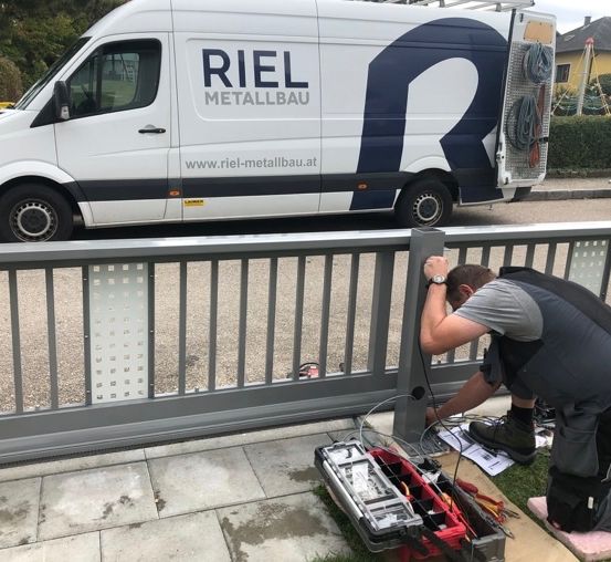 Bild enthält, Adult, Male, Man, Person, Moving Van, Vehicle, Machine, Wheel, Footwear, Shoe