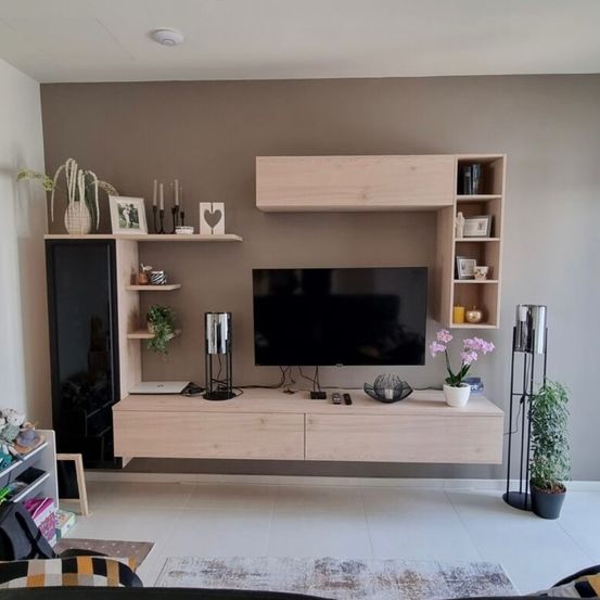 Bild enthält, Interior Design, Home Decor, Computer Hardware, Monitor, Screen, Furniture, Living Room, Stained Wood, Photo Frame, Entertainment Center