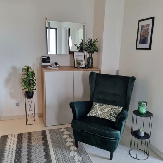 Bild enthält, Furniture, Chair, Photo Frame, Plant, Home Decor, Indoors