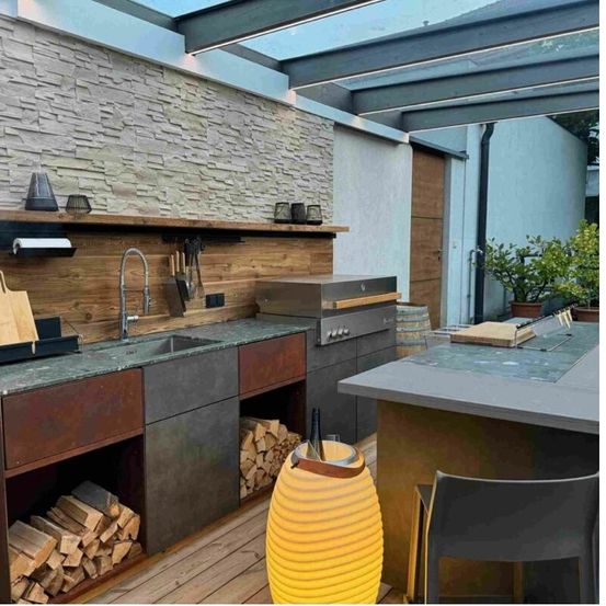 Bild enthält, Indoors, Interior Design, Wood, Kitchen, Architecture, Building, Housing, Wood Panels