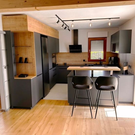 Bild enthält, Indoors, Interior Design, Kitchen, Wood, Furniture, Floor, Home Decor, Electrical Device, Refrigerator, Table