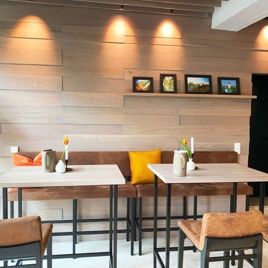 Bild enthält, Indoors, Interior Design, Restaurant, Table, Dining Table, Cafeteria, Dining Room, Wood Panels, Tabletop, Wood