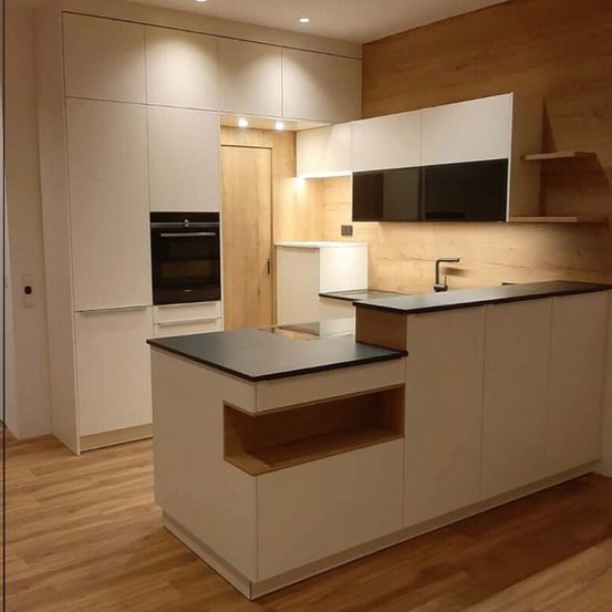 Bild enthält, Indoors, Interior Design, Kitchen, Wood, Kitchen Island, Device, Electrical Device, Microwave, Oven, Wood Panels