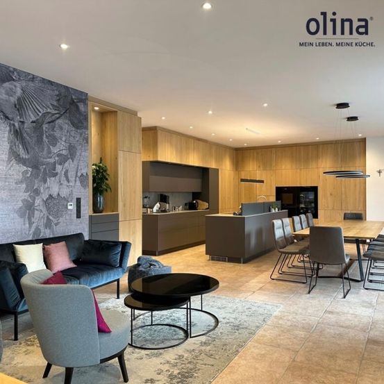 Bild enthält, Indoors, Architecture, Building, Foyer, Chair, Furniture, Interior Design, Couch, Home Decor