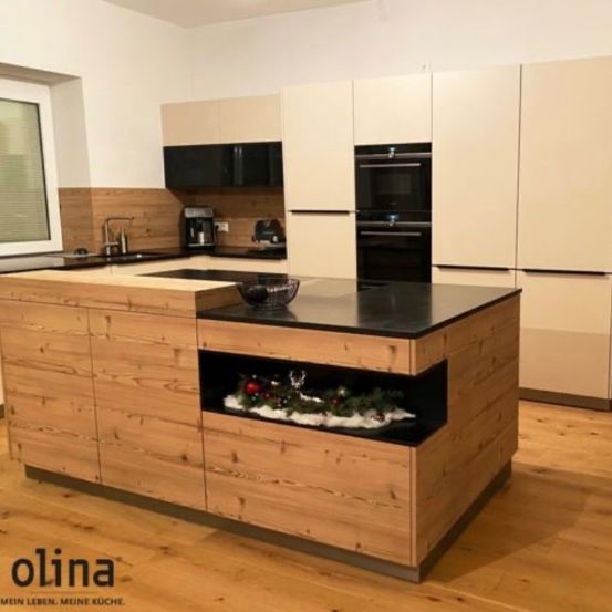 Bild enthält, Indoors, Interior Design, Kitchen, Kitchen Island, Cabinet, Furniture