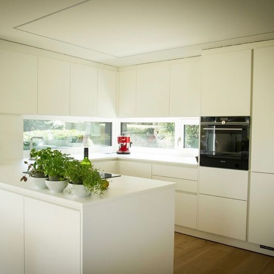 Bild enthält, Indoors, Interior Design, Kitchen, Plant, Appliance, Device, Electrical Device, Microwave, Oven, Furniture