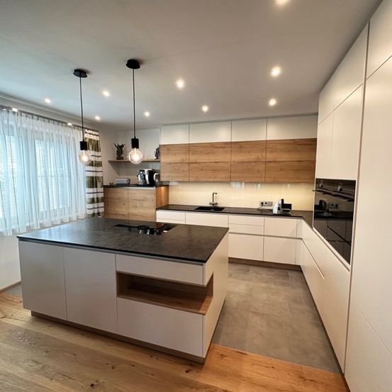 Bild enthält, Indoors, Interior Design, Kitchen, Wood, Floor, Home Decor, Kitchen Island, Hardwood