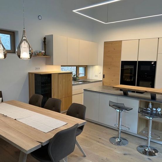 Bild enthält, Indoors, Interior Design, Chair, Furniture, Kitchen, Table, Tabletop, Home Decor