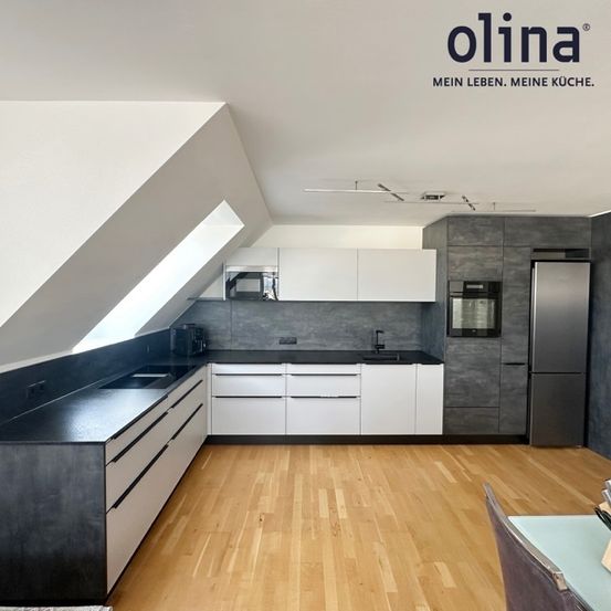 Bild enthält, Indoors, Interior Design, House, Housing, Loft, Room, Kitchen, Sink Faucet, Floor, Wood