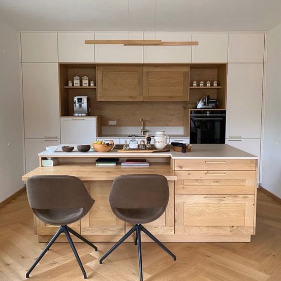 Bild enthält, Indoors, Interior Design, Wood, Kitchen, Hardwood, Stained Wood, Kitchen Island, Furniture, Chair, Floor