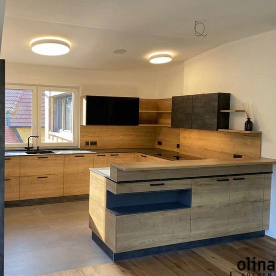 Bild enthält, Indoors, Interior Design, Kitchen, Wood, Sink, Sink Faucet, Electronics, Hardware, Monitor, Screen