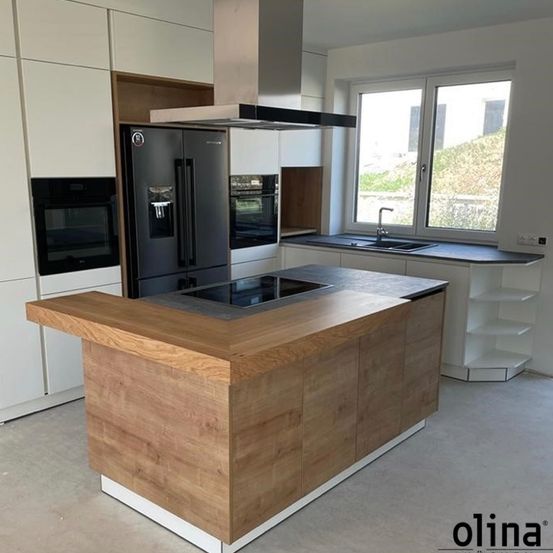 Bild enthält, Indoors, Interior Design, Kitchen, Kitchen Island, Wood, Cooktop