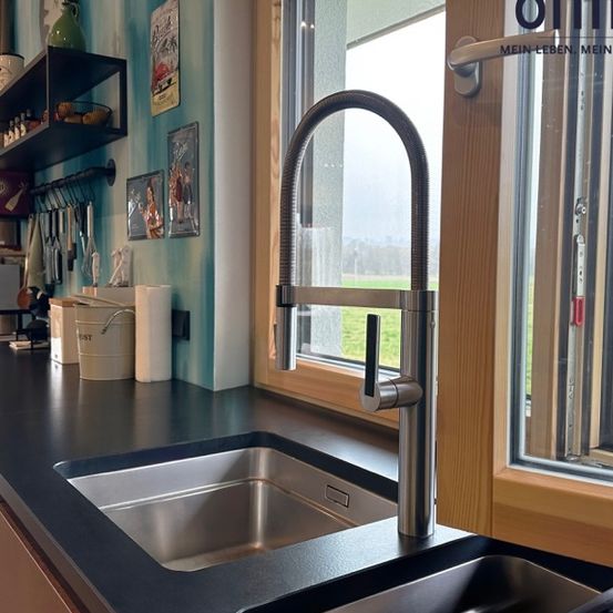 Bild enthält, Sink, Sink Faucet, Indoors, Kitchen, Person