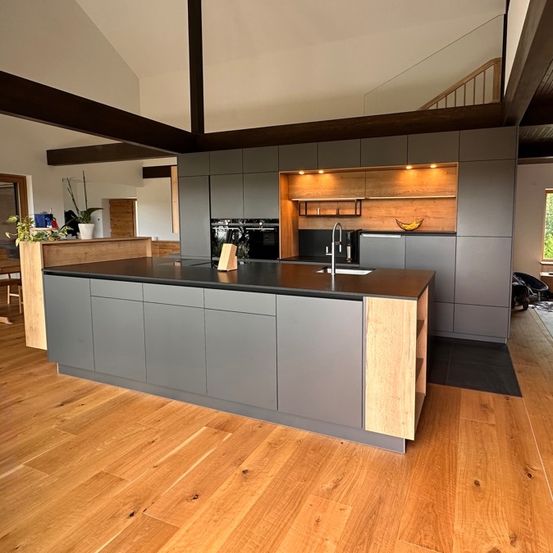 Bild enthält, Indoors, Interior Design, Floor, Wood, Hardwood, Kitchen, Flooring, Kitchen Island, Stained Wood