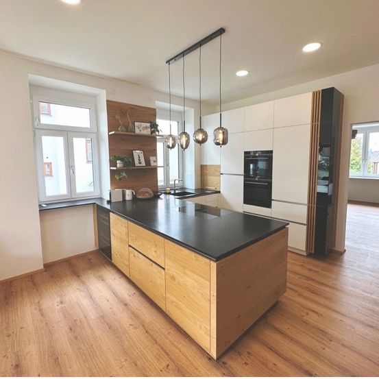 Bild enthält, Indoors, Interior Design, Kitchen, Kitchen Island, Wood, Hardwood, Floor