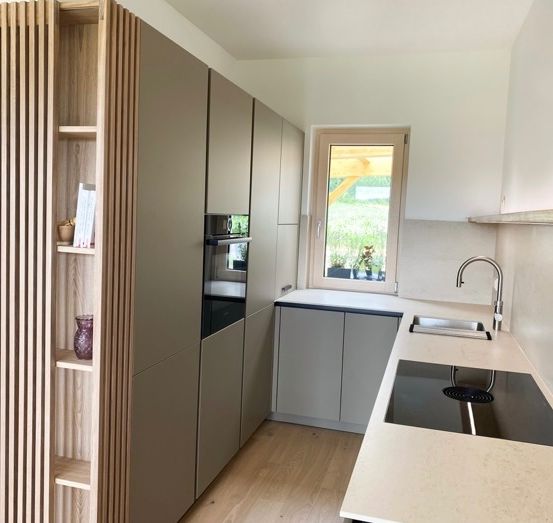 Bild enthält, Indoors, Interior Design, Sink, Sink Faucet, Kitchen, Wood Panels, Wood