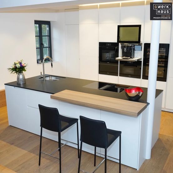 Bild enthält, Indoors, Interior Design, Kitchen, Kitchen Island, Electronics, Hardware, Monitor, Screen, Chair, Furniture