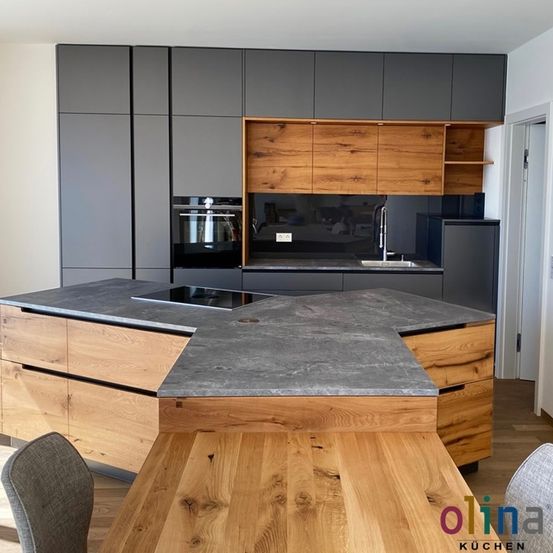 Bild enthält, Indoors, Interior Design, Kitchen, Wood, Kitchen Island, Wood Panels, Cooktop, Floor