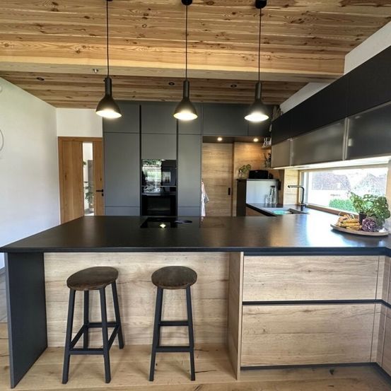 Bild enthält, Indoors, Interior Design, Kitchen, Kitchen Island, Hardwood, Stained Wood, Wood, Furniture, Bar Stool