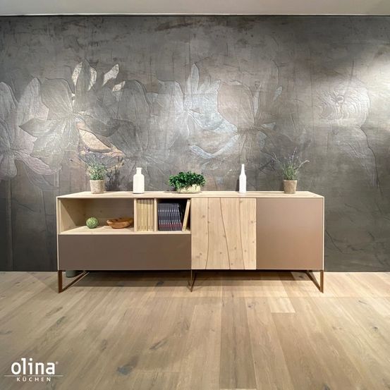Bild enthält, Furniture, Indoors, Interior Design, Sideboard, Floor, Building, Table, Wood, Plant, Foyer