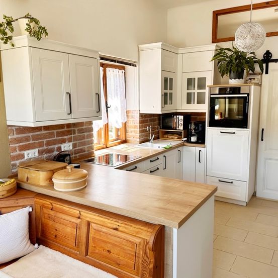 Bild enthält, Indoors, Interior Design, Kitchen, Kitchen Island, Wood, Hardwood, Stained Wood, Home Decor, Microwave, Oven