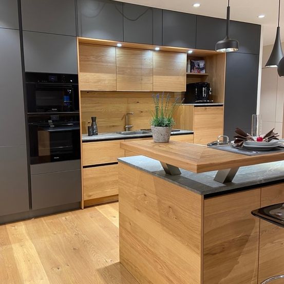 Bild enthält, Indoors, Interior Design, Wood, Kitchen, Hardwood, Stained Wood, Kitchen Island