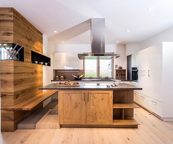 Bild enthält, Indoors, Interior Design, Wood, Kitchen, Hardwood, Stained Wood, Kitchen Island, Wood Panels