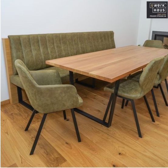 Bild enthält, Furniture, Table, Tabletop, Wood, Dining Table, Hardwood, Stained Wood, Chair, Indoors, Interior Design