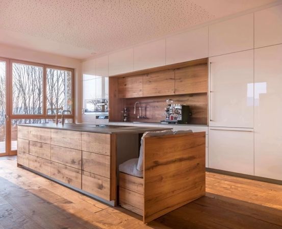 Bild enthält, Indoors, Interior Design, Wood, Hardwood, Stained Wood, Kitchen, Kitchen Island, Wood Panels