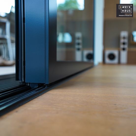 Bild enthält, Floor, Flooring, Hardwood, Wood, Door, Indoors, Interior Design, Electronics