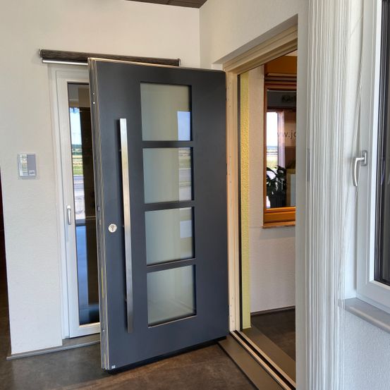 Bild enthält, Door, Architecture, Building, Housing, Plant, House, Sliding Door