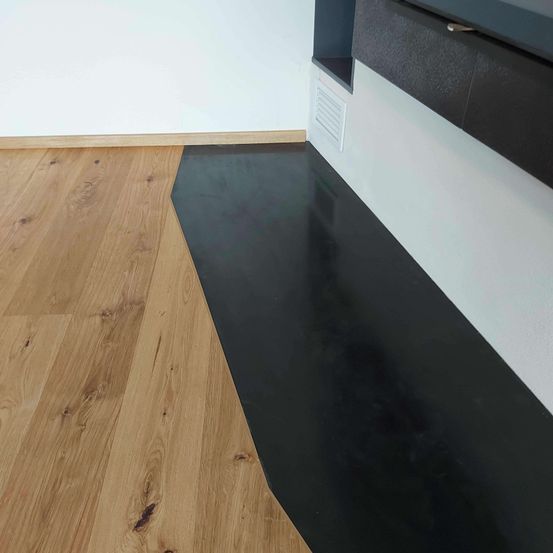 Bild enthält, Floor, Flooring, Indoors, Interior Design, Wood, Hardwood, Stained Wood, Window, Windowsill, Honey Bee