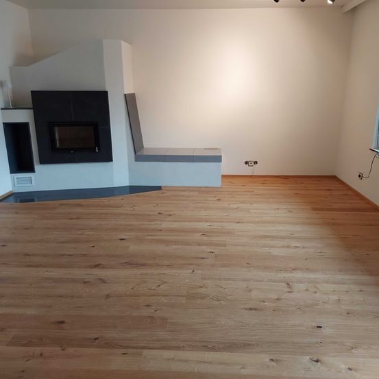 Bild enthält, Floor, Flooring, Indoors, Interior Design, Wood, Hardwood, Stained Wood