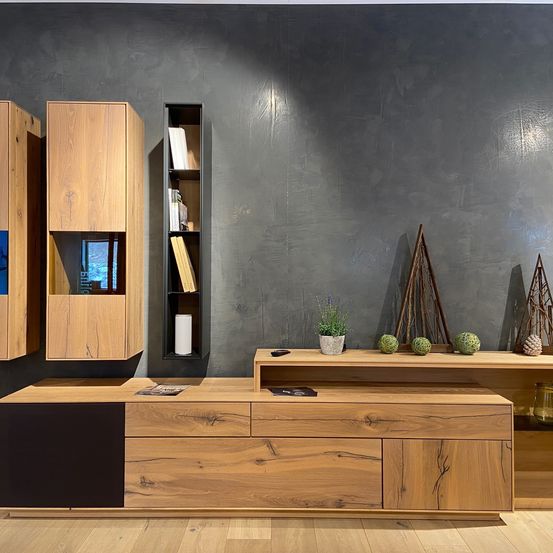 Bild enthält, Indoors, Interior Design, Furniture, Sideboard, Wood, Plywood, Cabinet, Living Room, Table, Hardwood