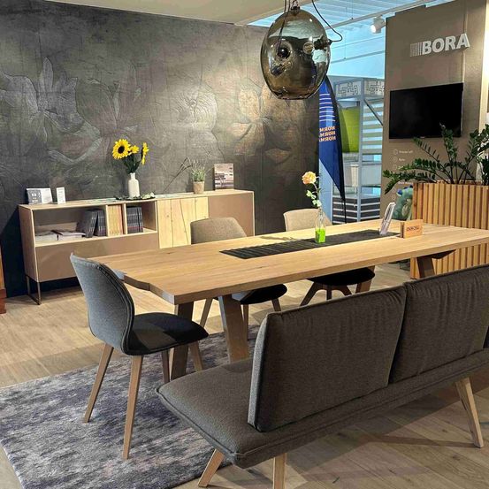 Bild enthält, Furniture, Table, Indoors, Interior Design, Building, Dining Room, Dining Table, Room, Tabletop, Wood