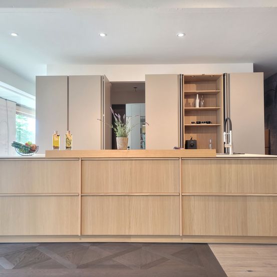 Bild enthält, Furniture, Sideboard, Indoors, Interior Design, Table, Reception, Floor, Sink, Sink Faucet, Plant