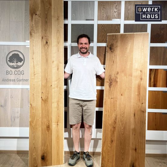 Bild enthält, Interior Design, Wood, Hardwood, Stained Wood, Adult, Male, Man, Person, Shorts, Plywood