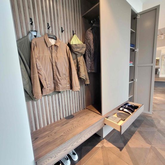 Bild enthält, Indoors, Interior Design, Clothing, Coat, Jacket, Dressing Room, Room, Furniture, Closet