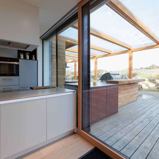 Bild enthält, Indoors, Interior Design, Floor, Wood, Door, Kitchen, Flooring, Window, Penthouse, Housing