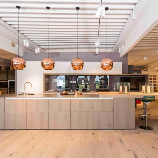 Bild enthält, Indoors, Interior Design, Floor, Kitchen, Restaurant, Flooring, Kitchen Island, Cafeteria, Furniture