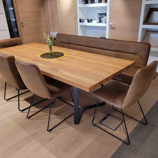 Bild enthält, Furniture, Table, Tabletop, Wood, Hardwood, Stained Wood, Indoors, Interior Design, Chair