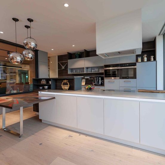 Bild enthält, Indoors, Interior Design, Kitchen, Kitchen Island, Floor