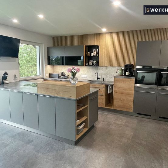 Bild enthält, Indoors, Interior Design, Kitchen, Floor, Home Decor, Appliance, Device, Electrical Device, Refrigerator, Cup