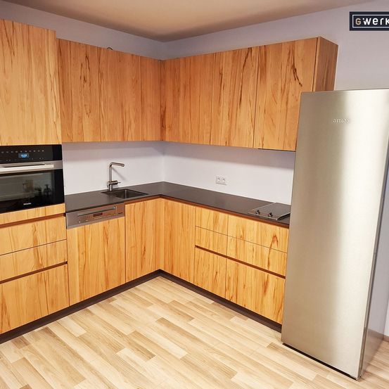 Bild enthält, Indoors, Interior Design, Kitchen, Wood, Device, Microwave, Oven, Sink, Wood Panels, Refrigerator
