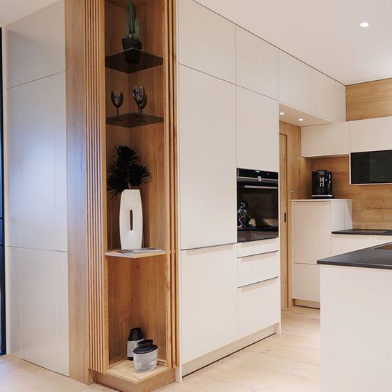 Bild enthält, Indoors, Interior Design, Cupboard, Furniture, Cabinet, Corner, Kitchen, Microwave, Wood, Refrigerator