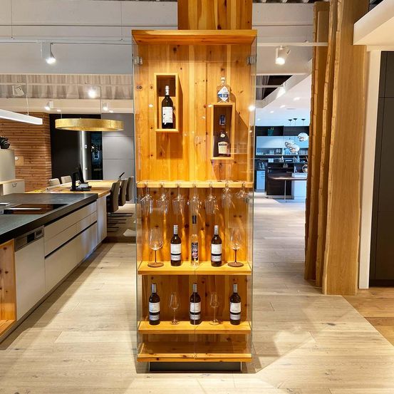 Bild enthält, Indoors, Interior Design, Wood, Alcohol, Beverage, Liquor, Wine, Hardwood, Wine Cellar