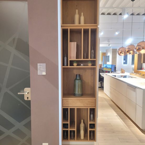 Bild enthält, Interior Design, Wood, Plywood, Floor, Shelf, Building, Cupboard, Furniture, Flooring, Cabinet