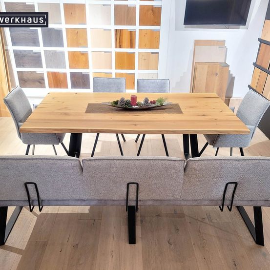 Bild enthält, Furniture, Table, Tabletop, Dining Table, Indoors, Interior Design, Architecture, Building, Dining Room, Room