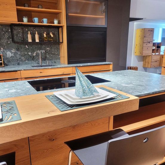 Bild enthält, Indoors, Interior Design, Hat, Wood, Furniture, Table, Cooktop, Kitchen, Tabletop, Cup